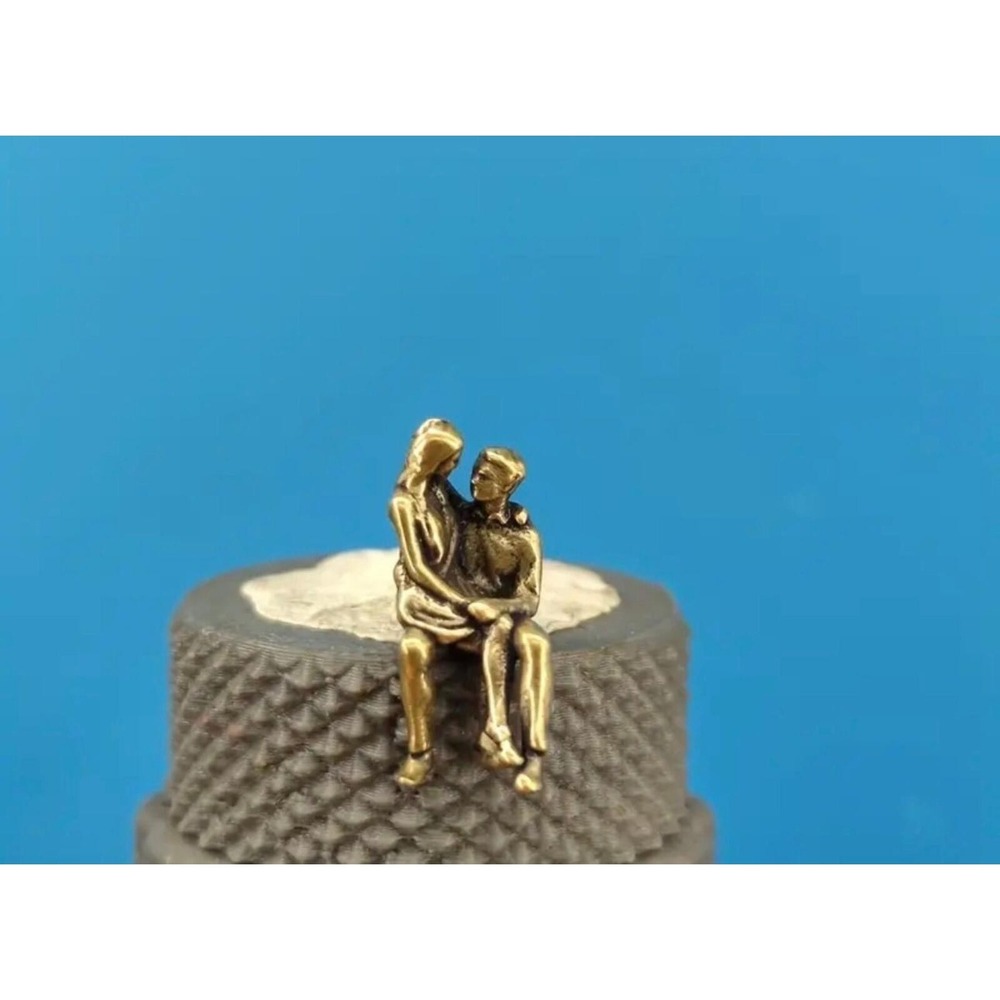 BG2-1/64 Scale macro Mini Brass Metal Couple Sitting Valentine Love figurine